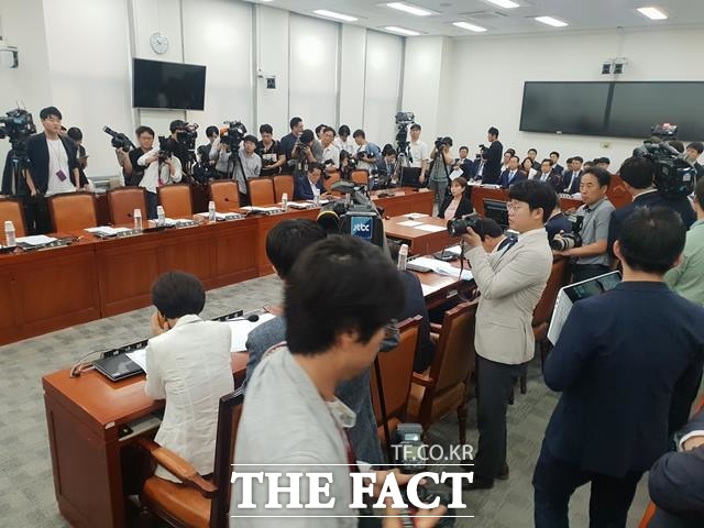 국회 사법개혁특별위원회 전체회의가 19일 한국당 의원들 자리가 비어있는 채로 진행되고 있다. /국회=이원석 기자
