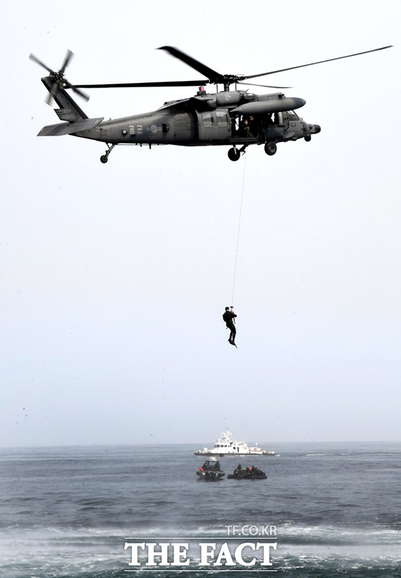 공군 헬기가 조난자를 구조하고 있다.