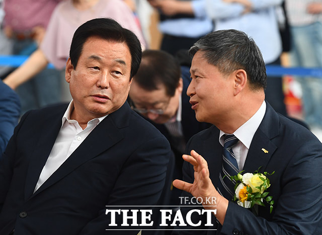 김무성 의원(왼쪽)이 박종빈 코레일 유통대표와 대화를 나누고 있다.