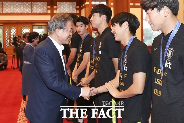 문재인 대통령이 19일 오후 청와대에서 2019 국제축구연맹(FIFA) U-20 월드컵에서 준우승한 대한민국 대표팀 선수 이강인 선수를 격려하고 있다. /청와대 제공