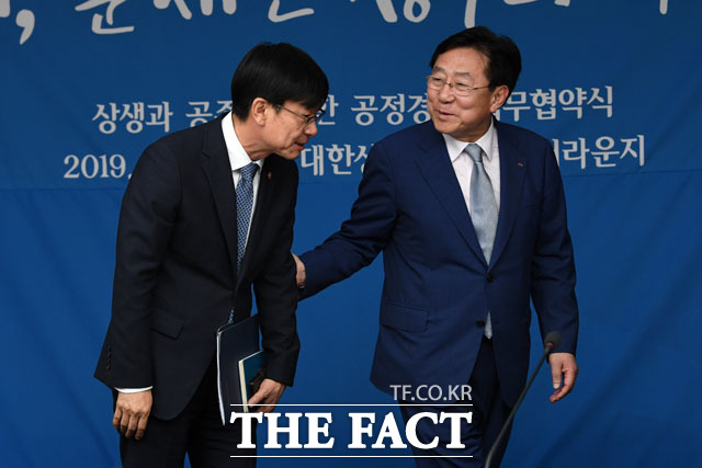 금융위원회 자본시장조사단이 김기문(오른쪽) 중소기업중앙회 회장 일가의 제이에스티나 주식처분과 자사주 매각에 대해 조사하는 등 계속되는 비위 의혹에 김 회장은 중기중앙회 회장 업무에 차질이 불가피할 것으로 보인다. 사진은 지난달 31일 서울 중구 대한상공회의소에서 열린 상생과 공존을 위한 공정경제 업무협약식에 참석한 김상조 공정거래위원장과 김기문 중소기업중앙회장이 인사하고 있는 모습. /남윤호 기자