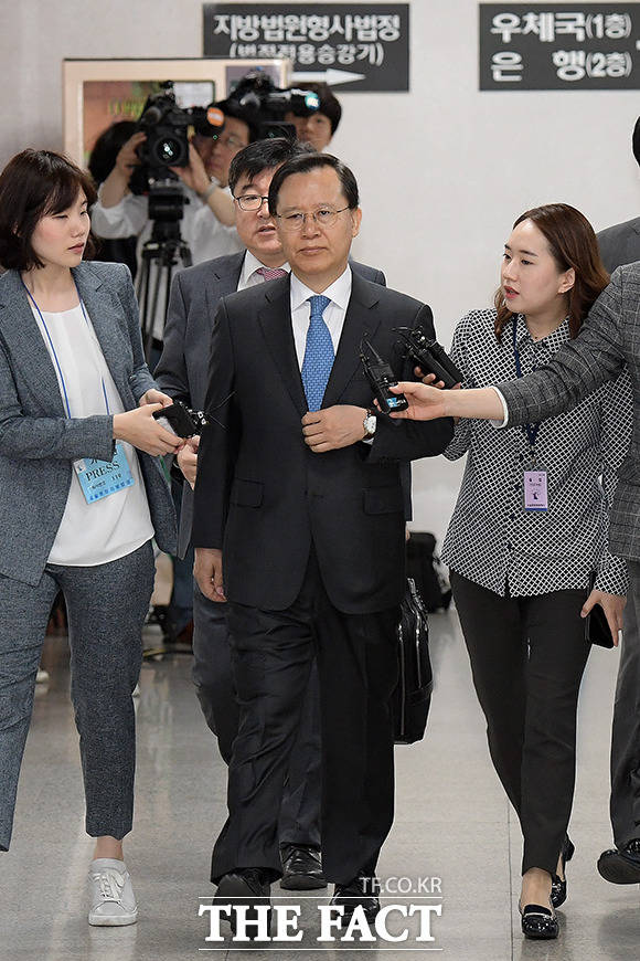 사법행정권을 남용한 혐의로 불구속 기소된 박병대 전 대법관이 5월 29일 오전 서울 서초구 서울중앙지방법원에서 열린 1차 공판에 출석하고 있다. /이선화 기자