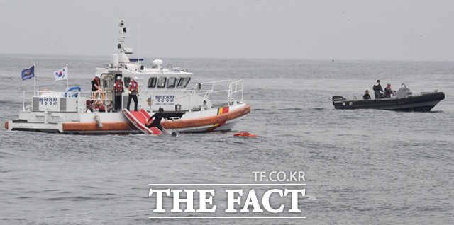 해양경찰과 해군 해난구조전대가 조난자를 구조하고 있다.