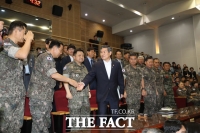 [TF포토] 정경두 장관과 악수 나누는 심승섭 해군참모총장