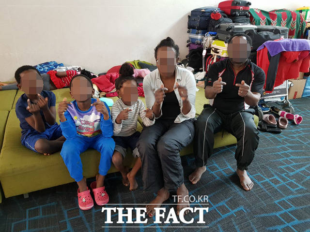 앙골라의 콩고 이주민 박해를 피해 지난해 12월 한국으로 도망친 루렌도 가족은 100일 넘게 인천국제공항 라운지에서 살고 있다. 왼쪽부터 첫째 레마(9), 셋째 실로(8), 둘째 로드(8), 아내 보베트(40), 응쿠카 루렌도(47). 뒤편에 자고 있는 아이가 막내딸 그라스(6). /인천국제공항=송주원 인턴기자