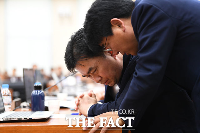 더불어민주당 김종민 간사(가운데)가 박완주 의원과 귀엣말을 나누고 있다.
