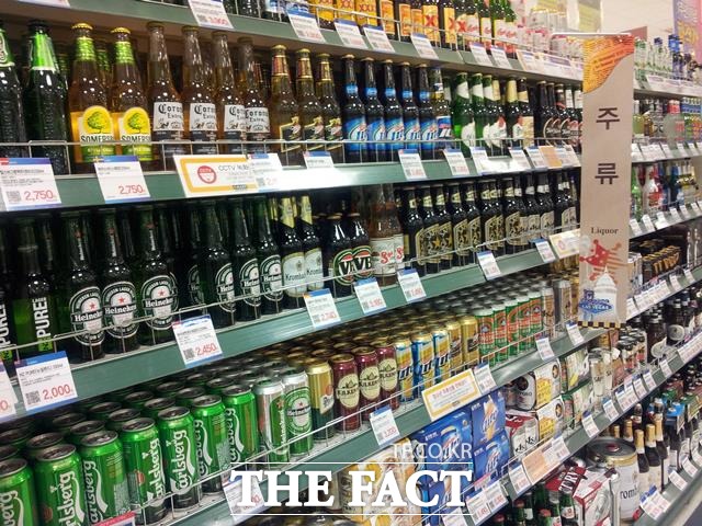 주류 리베이트 쌍벌제를 두고 관련 업계에서는 찬반 의견이 동시에 터져 나왔다. 전국주류도매업중앙회와 하이트진로는국세청이 고시한 리베이트 쌍벌제를 환영한다고 밝혔다. /더팩트DB