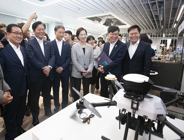 유영민 과학기술정보통신부 장관, 성윤모 산업통상자원부 장관, 박능후 보건복지부 장관, 유은혜 사회부총리 겸 교육부 장관, 김상조 공정거래위원장, 박정호 SK텔레콤 사장(왼쪽부터)이 5G 스마트오피스에 전시된 5G 드론 관련 기술 설명을 듣고 있다. /SK텔레콤 제공