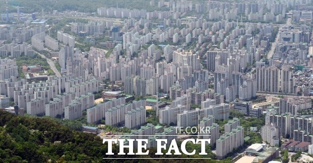 HUG는 지난 6일 고분양가 관리지역의 분양가를 심사할 때 상한기준을 기존 110%에서 100~105%로 낮춘다는 내용을 담은 고분양가 사업장 심사기준 개선안을 발표했다. 사진은 서울의 한 아파트 단지. / 서울 도봉구