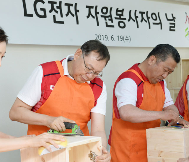 LG전자 임직원들이 19일 서울 은평구 은평재활원을 방문해 직접 제작한 책장, 서랍장 등을 전달했다. 사진은 재활원에 전달할 가구를 만들고 있는 조성진 LG전자 부회장(왼쪽)과 배상호 노조위원장. /LG전자 제공