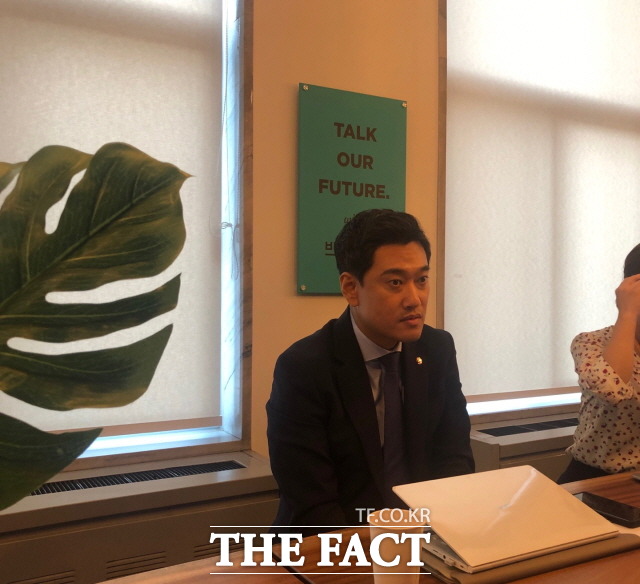 취임 1개월을 맞은 오신환 바른미래당 원내대표가 지난 18일 원내대표실에서 기자들과 대화를 나누고 있다. /문혜현 기자