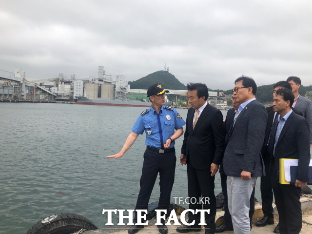 21일 오후 삼척항에서 동해해양경찰서 관계자가 지난 15일 새벽 접안한 북한 어민의 목선 높이를 설명하고 있다. /문혜현 기자