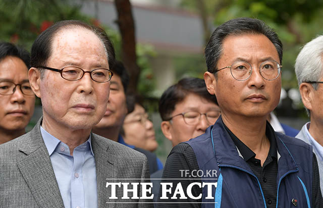 기자회견에 참석한 권영길 전 의원(왼쪽)