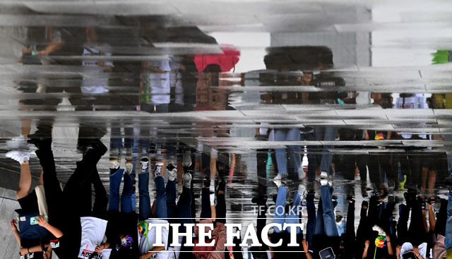 더위를 식혀주는 비가 전국적으로 찾아온 지난달 27일 오후 서울 종로구 광화문 일대에서 시민들이 우산을 쓰고 빗속을 걷고 있다./남윤호 기자