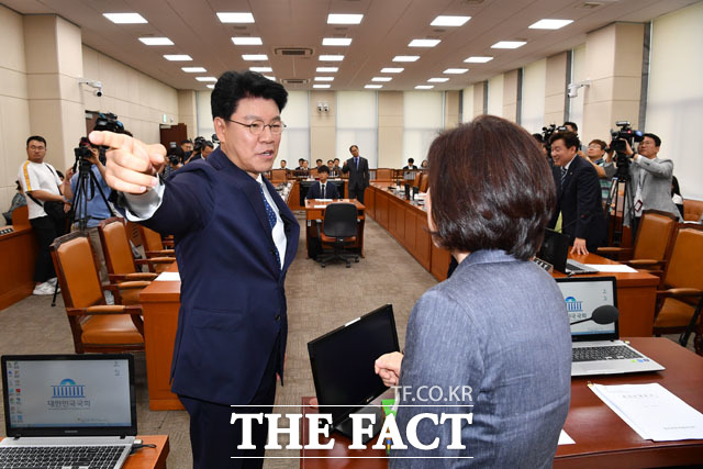 여야 4당의 소집 요구로 6월 임시국회의 문이 열린 가운데 국회 정상화 미합의로 인한 자유한국당의 등원 거부로 선거제도 개혁안 논의를 위한 국회 정치개혁특별위원회 전체회의가 20일 반쪽 운영됐다. 장제원 자유한국당 의원이 이날 회의에 유일한 한국당 쪽 참석자로 와 심상정 정개특위원장과 이야기를 나누는 모습. /국회=남윤호 기자