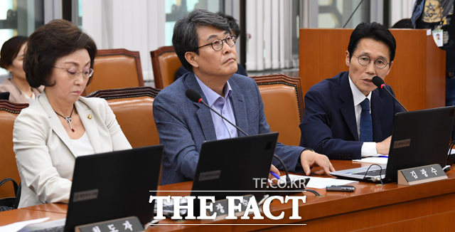 정상화 주장하는 윤소하 상임위원. 왼쪽부터 장정숙, 김광수, 윤소하 의원.