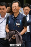 [TF포토] 미소 지으며 법정 나서는 김명환 민주노총 위원장