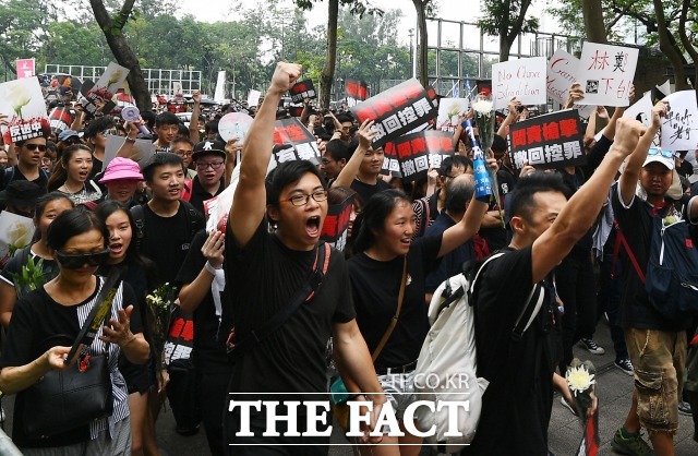 16일 오후 홍콩 빅토리아 파크 인근에서 시민들이 범죄인 인도법 폐지를 촉구하는 행진을 하고 있다. /홍콩=이동률 기자