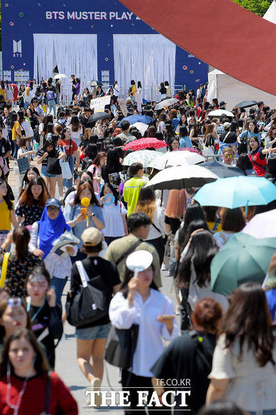 방탄소년단의 팬미팅이 열린 날은 무더운 여름 날씨였지만 많은 팬들이 공연장으로 몰려들었다. /이선화 기자