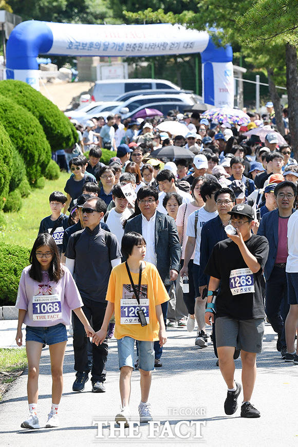 22일 걷기대회에는 1000여 명의 시민이 참여해 가족·친구들과 즐거운 시간을 보냈다. /국립서울현충원=남용희 기자
