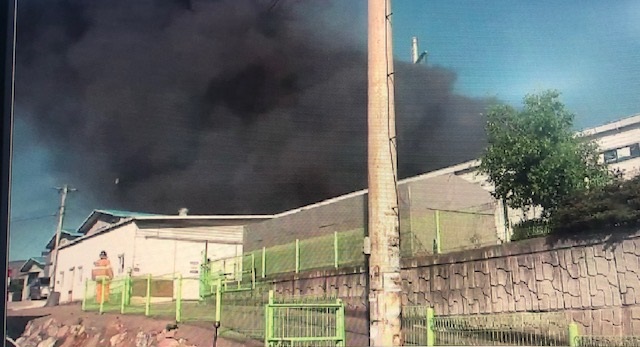 22일 고양시 일산동구 지영동의 한 공장에서 화재가 발생해 검은 연기가 치솟고 있다. /일산소방서 제공