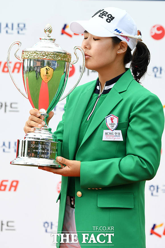 2019 한국여자프로골프(KLPGA) 투어 14번째 대회 비씨카드-한경 레이디스컵 2019 최종라운드가 경기도 포천시 포천힐스 컨트리클럽에서 열린 가운데 조정민이 우승을 차지한 후 트로피에 입을 맞추고 있다. /포천=남용희 기자