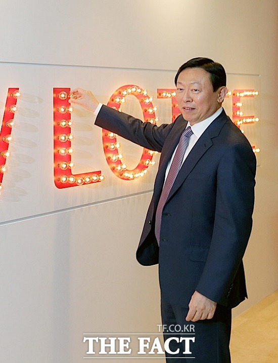 신동주 전 부회장은 신동빈 회장(사진)에게 지속적으로 화해를 시도하고 있으나 형제의 화해는 쉽지 않을 것이라는 전망이 우세하다. /더팩트 DB