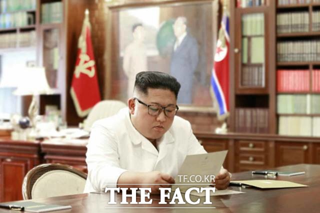 북한 노동신문이 23일 도널드 트럼프 미국대통령이 친서를 보내왔다며, 김정은 국무위원장이 친서를 읽는 모습의 사진과 함께 보도했다. /뉴시스