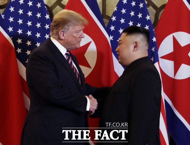 전문가들은 깜짝 북미정상회담에 대해 가능성이 적다고 분석했다. 도널드 트럼프 미국 대통령과 김정은 북한 국무위원장이베트남 하노이 회담 당시 만나 악수를 하고 있는 모습. /하노이(베트남)=AP/뉴시스