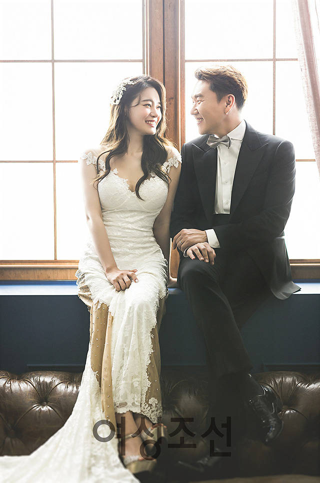 방송인 서유리(왼쪽)가 드레스 자태를 뽐냈다. /여성조선 제공