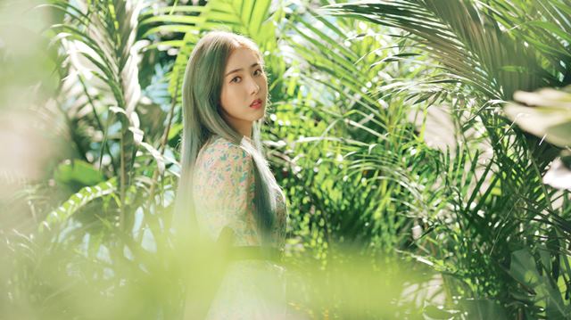 여자친구 신비가 신곡 열대야 티저 영상으로 팬들의 기대감을 자아냈다. /쏘스뮤직