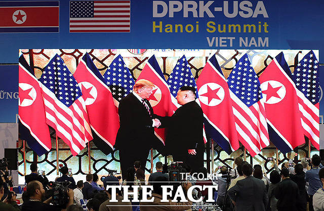 제2차 북·미 정상회담 첫날인 27일 베트남 하노이 국제 미디어센터에서 김정은 북한 국무위원장과 도널드 트럼프 미국 대통령 회담이 생중계 되고 있다. /임세준 기자