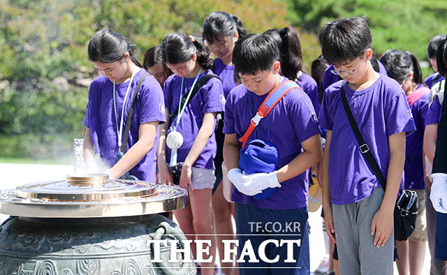 6·25 전쟁 69주년을 맞은 25일 오전 서울 동작구 국립서울현충원을 찾은 어린이들이 현충탑을 참배하고 있다. /김세정 기자