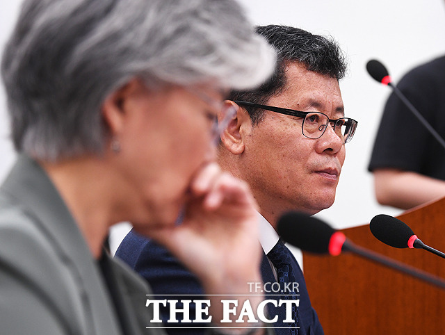 답변 생각하는 강경화 외교부 장관(왼쪽)과 김연철 통일부 장관