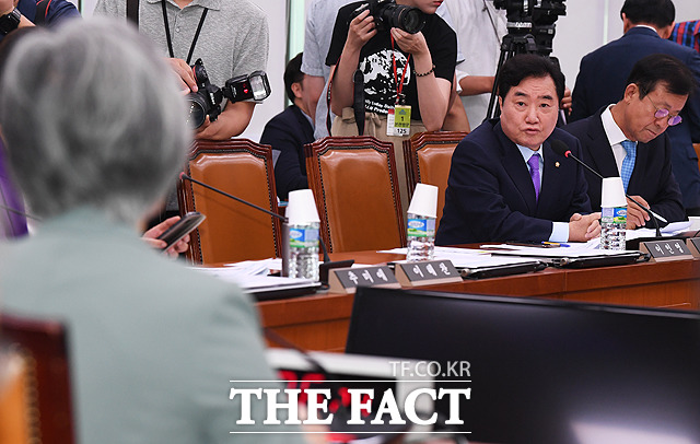 강경화 장관(왼쪽)에게 질문하는 이석현 더불어민주당 의원(가운데)