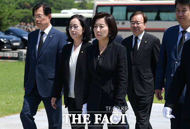 나경원 자유한국당 원내대표(가운데)가 6·25 전쟁 69주년을 맞은 25일 오전 서울 동작구 국립서울현충원을 찾아 학도의용군 무명용사탑에 참배하고 있다. /김세정 기자