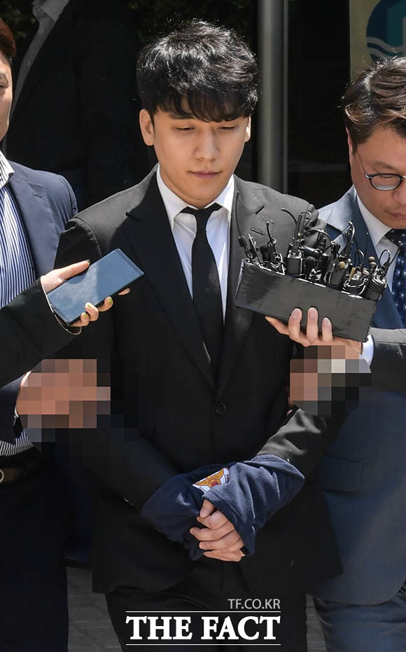 성매매 알선과 횡령 혐의 등을 받는 그룹 빅뱅 전 멤버 승리가 검찰 /김세정 기자
