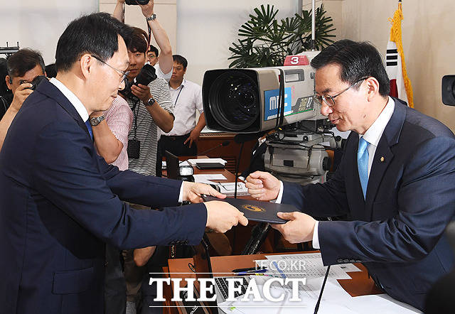 정성호 기재위원장에게 선서문을 제출하는 김현준 국세청장 후보자(왼쪽)