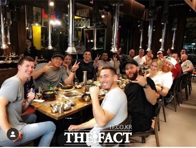 24일 애리조나 한국식당에서 다저스 동료들과 함께 BBQ 파티를 하는 류현진 부부./류현진 인스타그램
