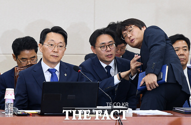 긴장된 표정의 김현준 국세청장 후보자(왼쪽)