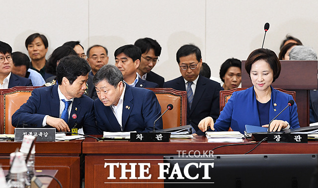 대화하는 김승환 전북교육감(왼쪽)과 박백범 교육부 차관(가운데)