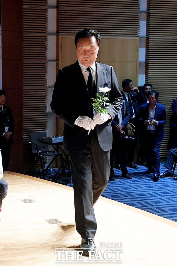 헌화를 위해 입장하는 손학규 바른미래당 대표