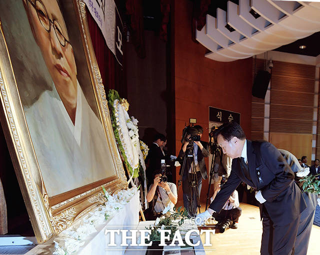 26일 오전 서울 용산구 백범김구기념관 대회의실에서 백범 김구 선생 제70주기 추모식이 열린 가운데 손학규 바른미래당 대표가 헌화를 하고 있다. /이선화 기자