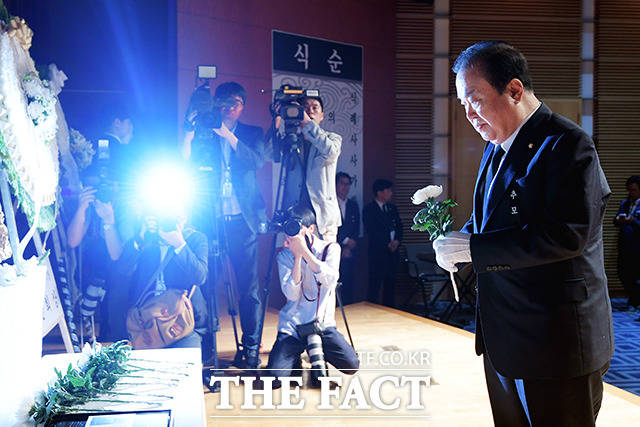 문희상 국회의장이 26일 오전 서울 용산구 백범김구기념관 대회의실에서 열린 백범 김구선생 제70주기 추모식에 참석해 헌화를 하고 있다. /이선화 기자