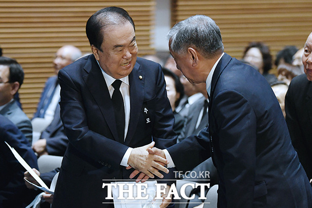 참석자들과 인사