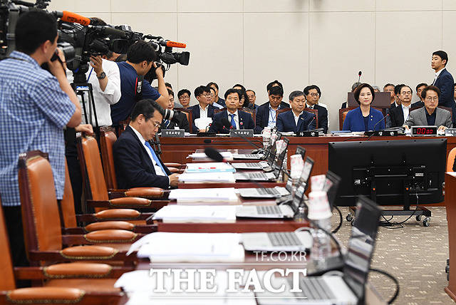 회의에 참석하지 않은 자유한국당 의원들...