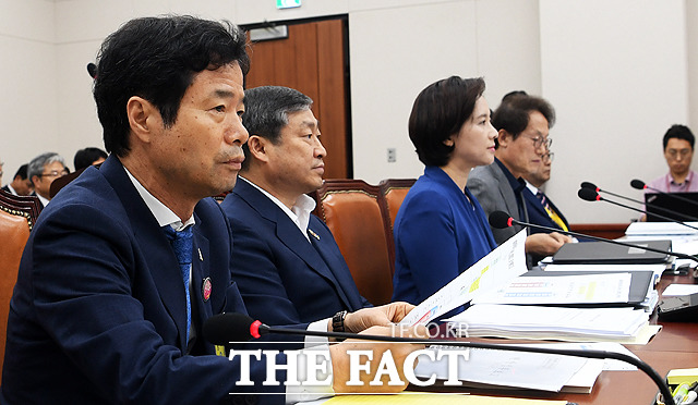 긴장된 표정의 김승환 전북교육감(왼쪽)