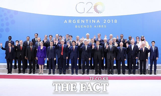 문 대통령은 이번 G20 정상회의에서 중국, 러시아, 인도네시아, 캐나다 정상과 양자 회담을 갖고 한반도 문제와 양자 관계 등에 대해 폭넓게 논의할 예정이다. 지난해 11월 30일(현지시간) 아르헨티나 부에노스아이레스에서 열린 G20 정상회의 개회식 때 참가국 정상들이 기념촬영하는 모습. /청와대 제공