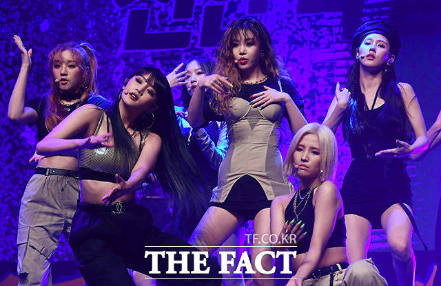 그룹 (여자)아이들이 26일 오후 서울 용산구 블루스퀘어에서 열린 두 번째 디지털 싱글 Uh-Oh(어-오) 쇼케이스에 참석해 화려한 공연을 펼치고 있다. /이동률 기자
