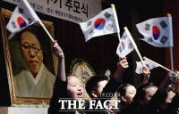 [TF포토] '백범 김구 70주기' 추모식, 자유를 향한 태극기